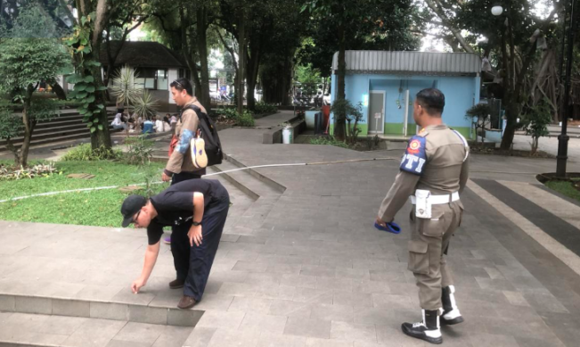 Bersih-bersih kawasan Balai Kota Bandung/Foto: Satpol PP Kota Bandung